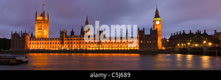 Le case del Parlamento (Palazzo di Westminster) & Big Ben, Londra. Come si vede in una lunga esposizione panorama al tramonto. Foto Stock