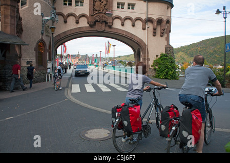 Radfahrer vor dem Brueckentor, Wahrzeichen von Traben-Trarbach, Mosel, biker, Gate Bridge, un punto di riferimento di Traben-Trarbach, Moselle Foto Stock