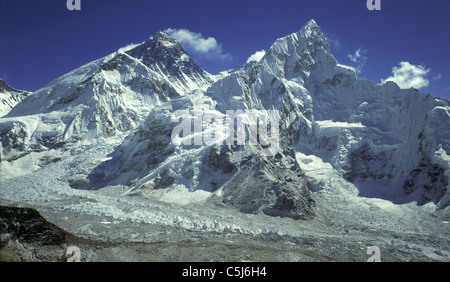 Everest (sinistra) e sul Nuptse con il ghiacciaio Khumbu, e il sud del Col di Everest appena visibile al centro shot; Nepal Himalaya. Foto Stock