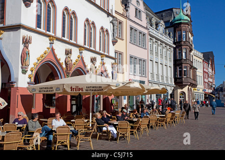 Ratskeller, historische Stadthaeuser am Hauptmarkt, Strassencafe, Hauptmarkt von Trier, principale mercato con case storiche, cafe Foto Stock