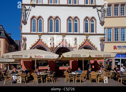 Ratskeller, historische Stadthaeuser am Hauptmarkt, Strassencafe, Hauptmarkt von Trier, principale mercato con case storiche, cafe Foto Stock