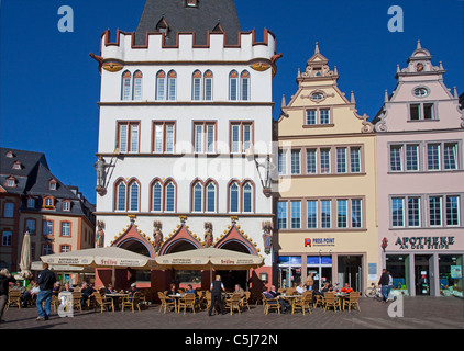 Ratskeller, historische Stadthaeuser am Hauptmarkt, Strassencafe, Hauptmarkt von Trier, principale mercato con case storiche, cafe Foto Stock