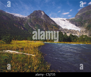 Il Ghiacciaio Boyabreen a strapiombo tra due picchi rocciosi e il fiume Boyabreen, regione di Jostedal, Norvegia Foto Stock