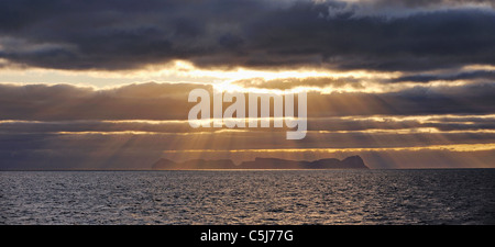 Oceanic tramonto con l'isola di Vaeroy all'orizzonte, a nord-ovest della Norvegia. Foto Stock