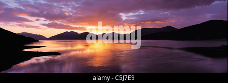 Vivid tramonto riflesso in acque calme, con gamma di colline (Ardgour) lungo orizzonte, inil giunzione del Loch Linnhe e Loch Foto Stock