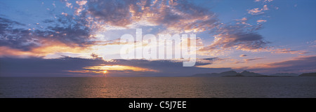 Delle Ebridi tramonto sul mare anf le Ebridi Interne da a Ardnamurchan, west Argyll, Highlands scozzesi, UK. Foto Stock