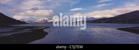 Scena invernale di coperte di neve gamma di colline (Ardgour) lungo orizzonte, in corrispondenza della giunzione del Loch Linnhe e Loch Leven, Lochaber Foto Stock