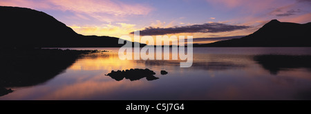 Tramonto spettacolare sul Loch Assynt e le colline di Sutherland, Highlands scozzesi, UK. Foto Stock