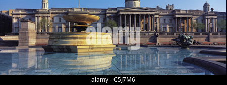 La mattina presto a fontane in Trafalgar Square, Londra, Regno Unito. Foto Stock