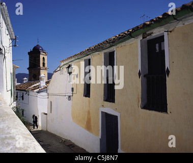 Scena di strada nel villaggio bianco di Algatocin Andalusia Foto Stock