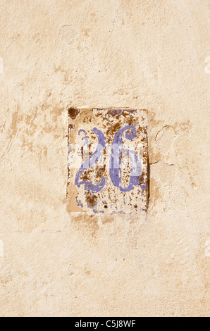 Casa storica del numero civico 26 e sfondo a parete Foto Stock