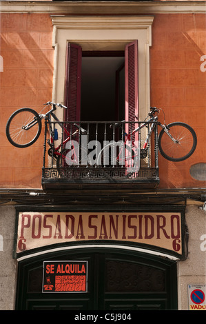 Mountain bikes memorizzati su un balcone di Madrid La Latina, quartiere centrale di Madrid, Spagna Foto Stock