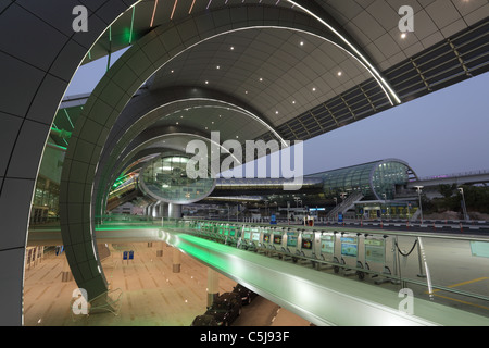 Architettura futuristica del Dubai Airport Terminal 3 Foto Stock