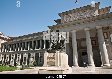 Statua del pittore spagnolo Diego Velazquez al di fuori del Museo del Prado di Madrid, Spagna. Foto Stock