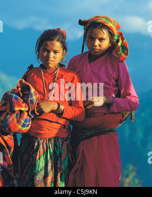 Due ragazze Rai nei loro abiti migliori per Dasaain festival in Seduwa villaggio nella regione Makalu dell est del Nepal Foto Stock