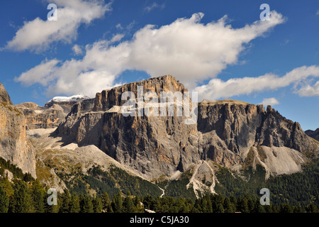 Il Sass de Pordoi vertici fro il Passo Sella nella regione Dolomitica dell Italia settentrionale. Foto Stock