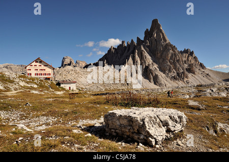 Le Tre Cime di Lavaredo rifugio con il Monte Paterno dietro nelle Dolomiti di Sesto regione del nord Italia. Foto Stock