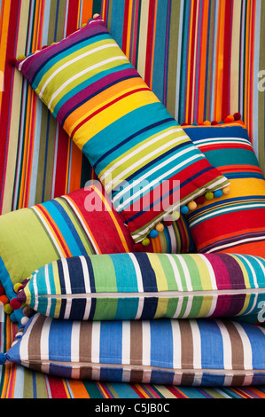 Cuscini a strisce su una grande sedia sdraio abstract Foto Stock