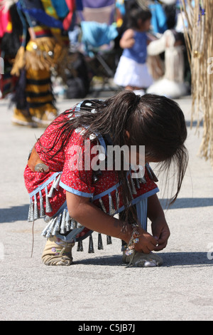 Un nativo americano ragazza indiana la sua legatura mocassino Foto Stock