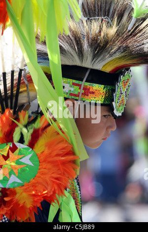 Un Native American Indian boy in un powwow outfit Foto Stock