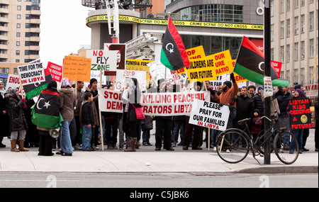 Le persone si radunano in Yonge Dundas Square a sostegno di proteste contro il governo in Libia. Marzo 13, 2011, Toronto, Canada Foto Stock