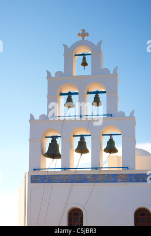 Campanile della chiesa greca nella cittadina di Oia, isola di Santorini, Cicladi, Grecia Foto Stock