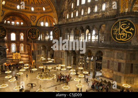 Interno a cupola del Museo Hagia Sophia, Istanbul, Turchia Foto Stock