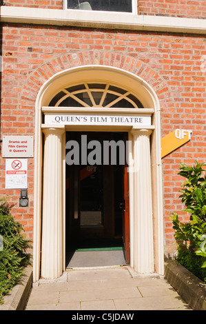 Queen's Film Theatre, Belfast. Una schermata di due cinema indipendente specializzata in artistiche e meno noto film. Foto Stock