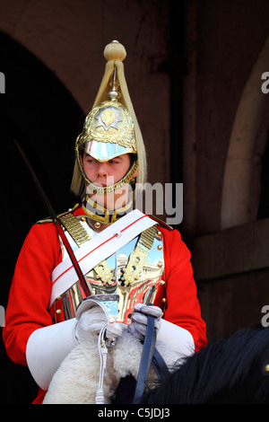 Queen's Life Guard all'entrata per la sfilata delle Guardie a Cavallo, Whitehall, Westminster, Londra, Inghilterra Foto Stock