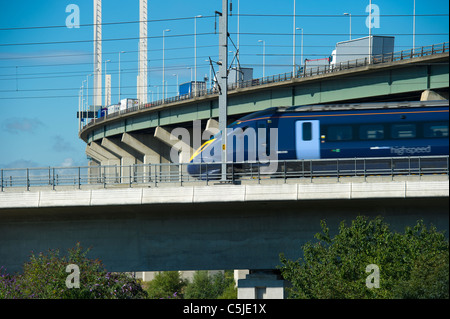 Un treno ad alta velocità il collegamento ferroviario passa per il Dartford River Crossing in Thurrock,Essex, UK. Foto Stock