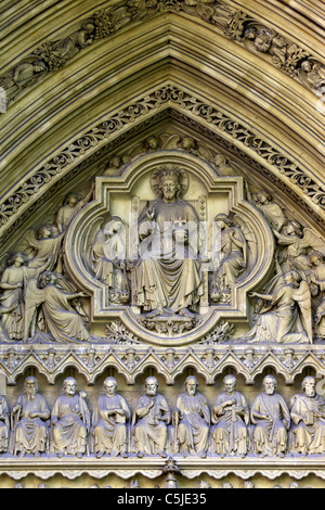 Dettaglio di sculture in pietra di Gesù, angeli e discepoli sul timpano della grande porta Nord, l'Abbazia di Westminster, Londra, Inghilterra Foto Stock