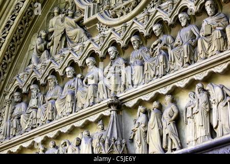 Dettaglio di sculture in pietra di 12 dodici discepoli sul timpano della grande porta Nord, l'Abbazia di Westminster, Londra, Inghilterra Foto Stock
