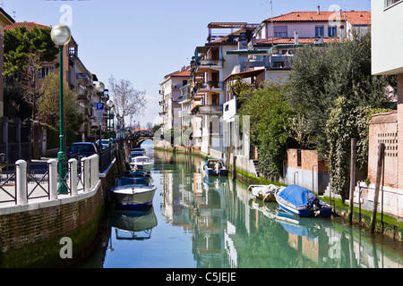 Venezia ITALIA-Apr 06 2011: Canal e barche ormeggiate sul Lido vicino Venezia Foto Stock