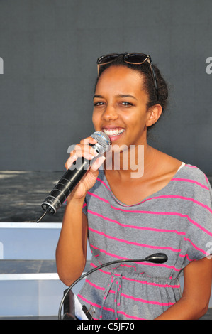 Kochav Nolad (è nata una stella) la versione israeliana dell'idolo americano. Il finalista e vincitore Hagit Yasu Luglio 2011 Foto Stock