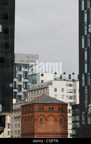 Molo Vecchio edificio laterale tra gli edifici moderni in isola di Mann Liverpool Foto Stock
