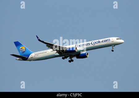 Boeing 757 300 aerei di Thomas Cook Company sull approccio finale di atterrare all'Aeroporto di Ibiza. Foto Stock