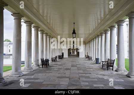 Museo Marittimo Nazionale porticato che conduce a la casa della regina. Greenwich, London, England, Regno Unito, Gran Bretagna. Foto Stock