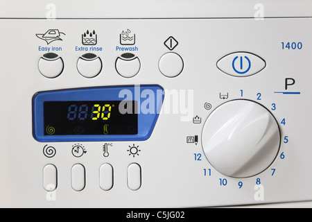 Lavatrice automatica del pannello di controllo impostata su di un semplice programma di cura a bassa temperatura di lavaggio fresco di 30 gradi per risparmiare energia Foto Stock