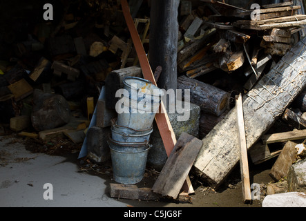 Agriturismo Rustico palo di legno con la pila di rusty bucket. Foto Stock