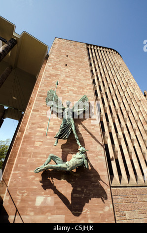 San Michele è la vittoria contro il diavolo una scultura da Jacob Epstein sopra l'ingresso alla Cattedrale di Coventry Foto Stock