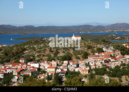 Chiesa sulla cima di una collina nella città croata di Murter Foto Stock