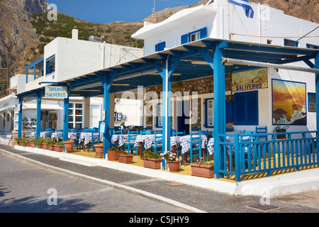 Ristorante locale nel villaggio di costiera Kamari, isola di Santorini, Cicladi, Grecia Foto Stock