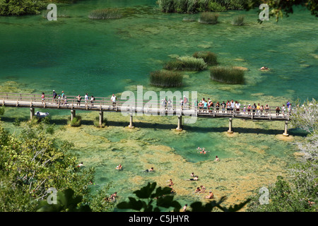 La gente sul ponte nel Parco Nazionale di Krka, Croazia Foto Stock
