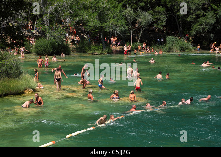 La gente sta facendo il bagno nel Parco Nazionale di Krka, Croazia Foto Stock