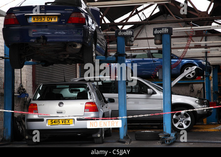 Le vetture in riparazione in un garage nel Regno Unito Foto Stock