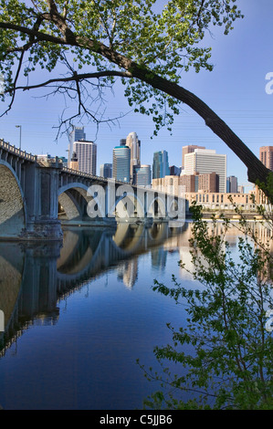 La Terza Avenue ponte attraversa il fiume Mississippi in Minneapolis, Minnesota Foto Stock