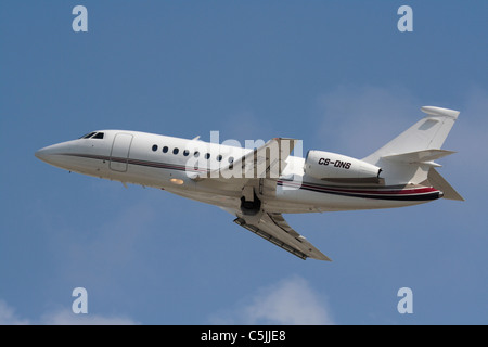 Dassault Falcon 2000 business jet azionato dal sito Netjets Europe mostrato alla partenza Foto Stock