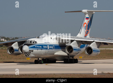 Volga-Dnepr Airlines Ilyushin il-76TD aerei da carico a quattro motori a reazione che tassano per la partenza Foto Stock