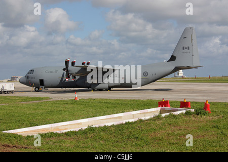 Lockheed Martin C-130J-30 Hercules militari da trasporto aereo delle forze armate canadesi parcheggiato a Malta Foto Stock