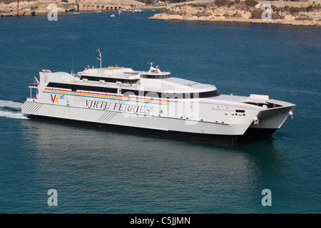 Il catamarano Jean de la Valette entrano in Malta il Grand Harbour Foto Stock